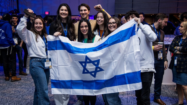 סטודנטים בועידה למאבק באנטישמיות (צילום: אוהד קב)