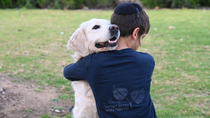 יתום צה''ל וכלב טיפול (צילום: הלל כהן)