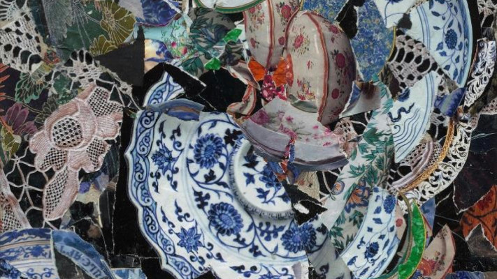 collecting+the+35X50piecses+of+the+past-1 (צילום: יחצ)