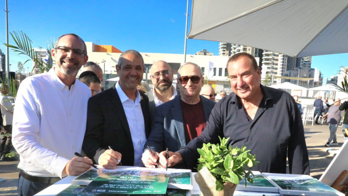 עודד תורג'מן, דימיטרי פיגליאנסקי, ניר בן חיים ואבישי קימלדרוף (צילום: דוברות עיריית חדרה)