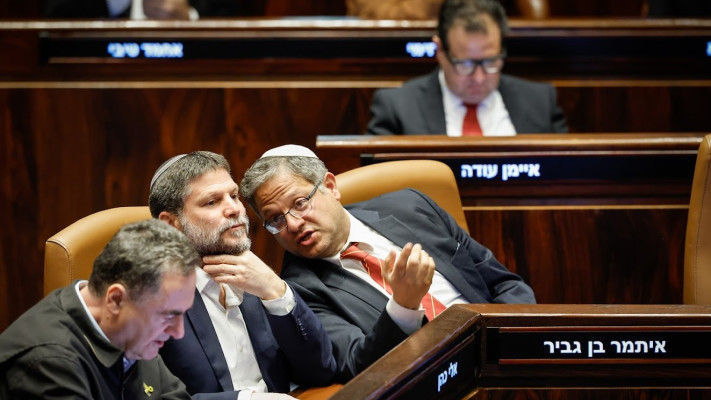 איתמר בן גביר, בצלאל סמוטריץ', ישראל כ''ץ בהצבעה על תקציב המדינה 2025 (צילום: נועם מושקוביץ דוברות הכנסת)