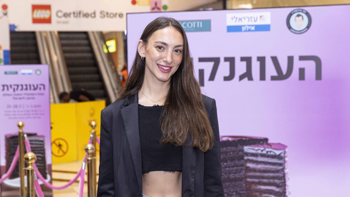 ליר עוז בפופ אפ ''עוגת השוקולד הטובה בעולם בת 28 שכבות'' (צילום: יחצ)