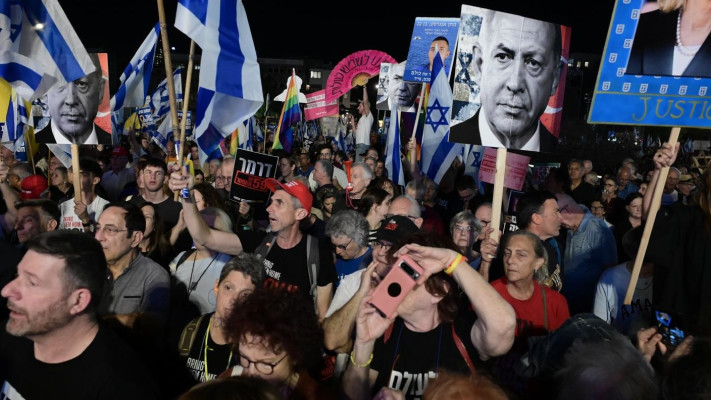 אלפים בהפגנה להשבת החטופים על רקע פיטורי רונן בר והדחת היועמשית גלי בהרה מיארה (צילום: אבשלום ששוני)