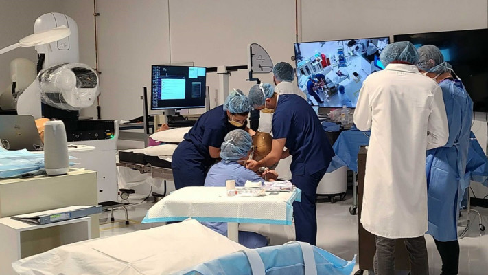 חדר הניתוח. מאות אלקטרודות מחוברות לרקמת המוח (צילום: נוירלינק)