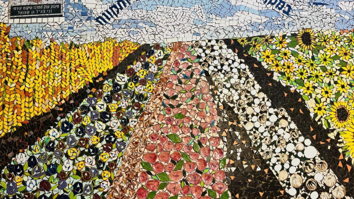 עבודת פסיפס קבוצתית של לוחמים במרכז היצירה גן שמואל - במקום שיש צמיחה יש תקווה