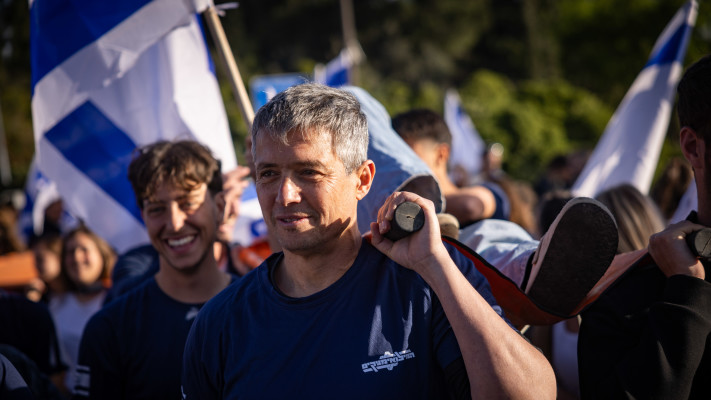 יועז הנדל בהפגנה למען שוויון בנטל (צילום: חיים גולדברג פלאש 90)