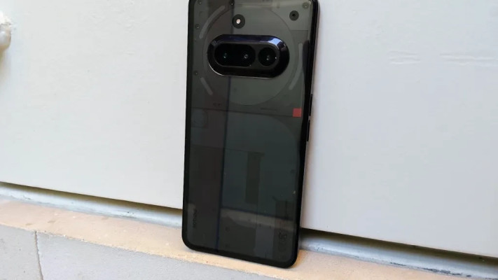 סמארטפון עם גב שקוף