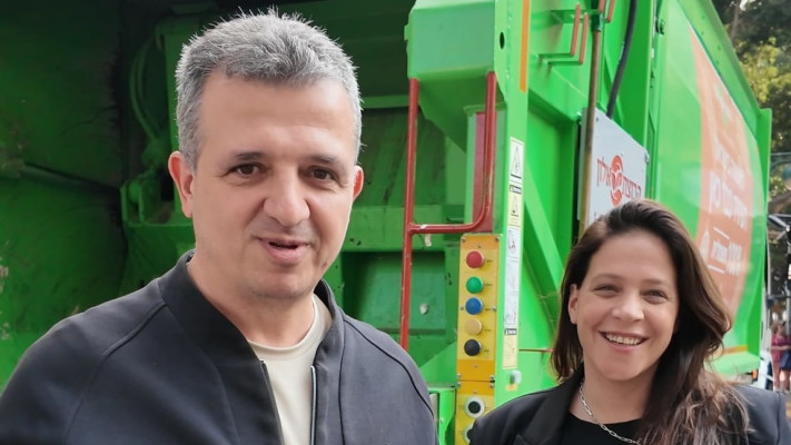 עינב בר כהן עם כרמל שאמה הכהן (צילום: דוברות עיריית רמת גן)