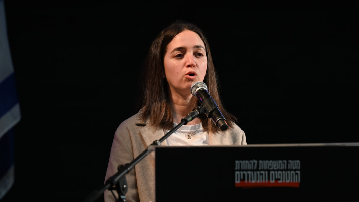 מאיה שמיאל, בת דודתם של איתן הורן הנמצא בשבי החמאס ויאיר הורן, שורד השבי (צילום: פאולינה פטימר)