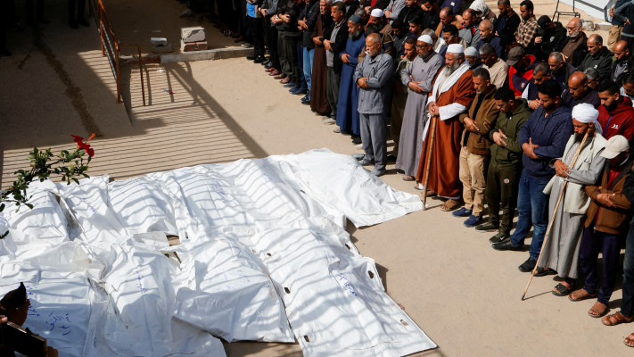 הלוויה ברצועת עזה לאחר הפצצה של בית חולים נאסר בחאן יונס