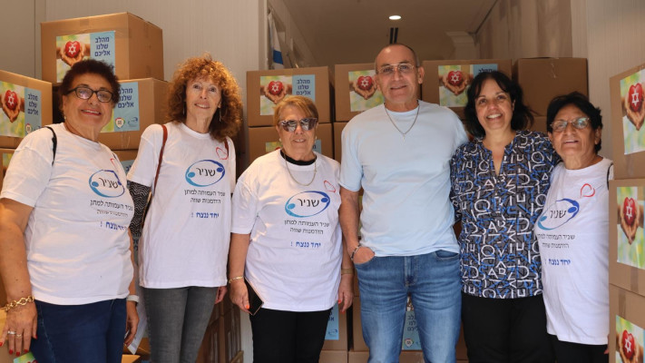 שירלי קרני מנכ״ל עמותת שניר עם יוסי לגזיאל מנכ״ל קניון הזהב ומתנדבי העמותה (צילום: אסף לב)