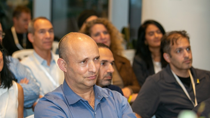 נפתלי בנט בוועידת הנגב (צילום: עוזיאל אברהם)