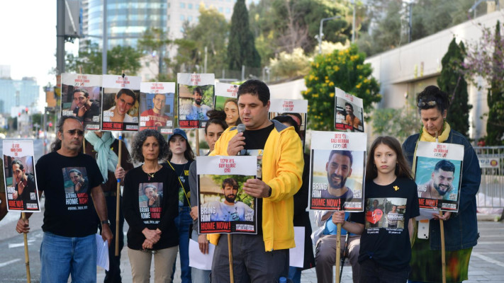הצהרת משפחות החטופים בשער בגין, הקריה (צילום: אבשלום ששוני)