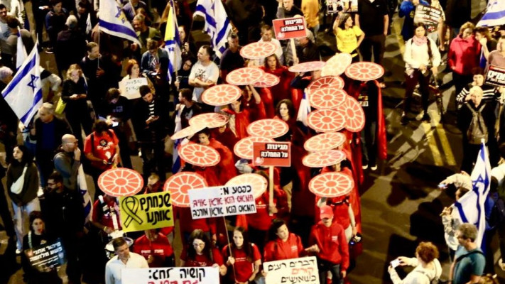מפגינים בכיכר הבימה (צילום: אבשלום ששוני)