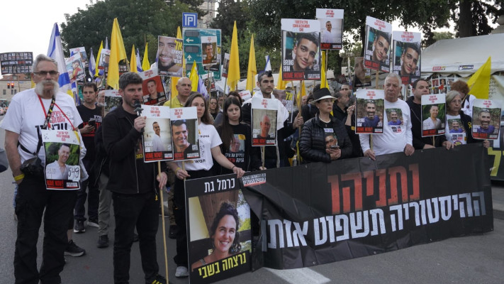 שנה וחצי לטבח. משפחות החטופים מחוץ לבתים של ראשי הקואליציה (צילום: מטה משפחות החטופים)