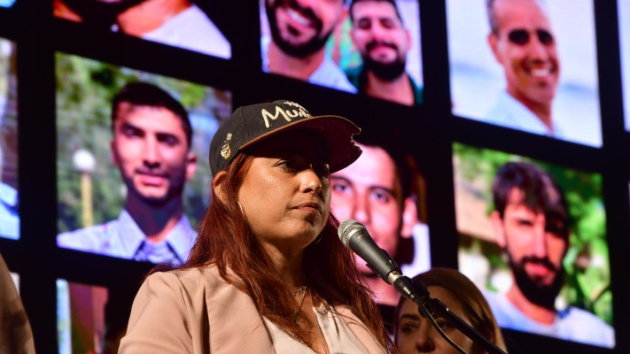 ''על סף תהום'': המונים מוחים נגד פיטורי ראש השב''כ רונן בר בתל אביב (צילום: אבשלום ששוני)