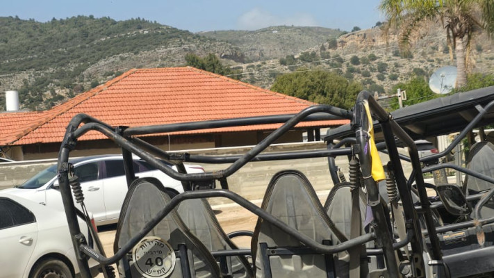 טרקטורוני הצפון ולבנון ברקע (צילום: ללא)