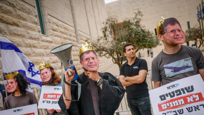 מפגינים נגד בג''ץ מחוץ לבית המשפט העליון (צילום: יונתן זינדל, פלאש 90)