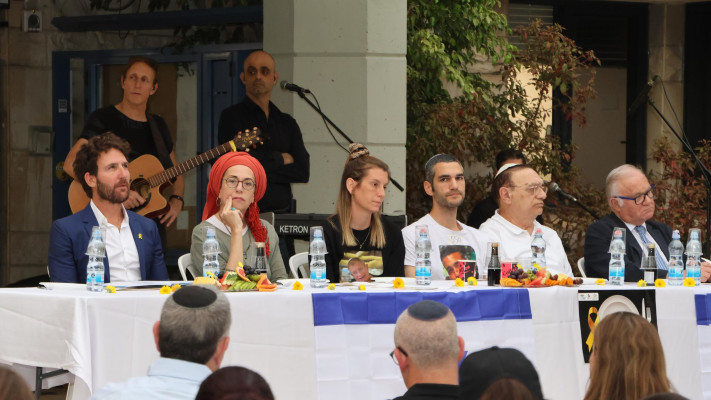 אירוע ליל סדר בגבעת שמואל, משפחות החטופים (צילום: ליאור בר סימן טוב)