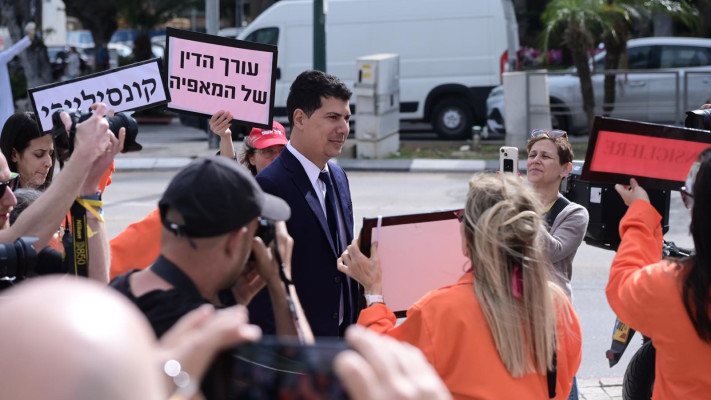 עו''ד עמית חדד בכניסה לבית המשפט בתל אביב ביום ה-22 לעדות ראש הממשלה (צילום: אבשלום ששוני)