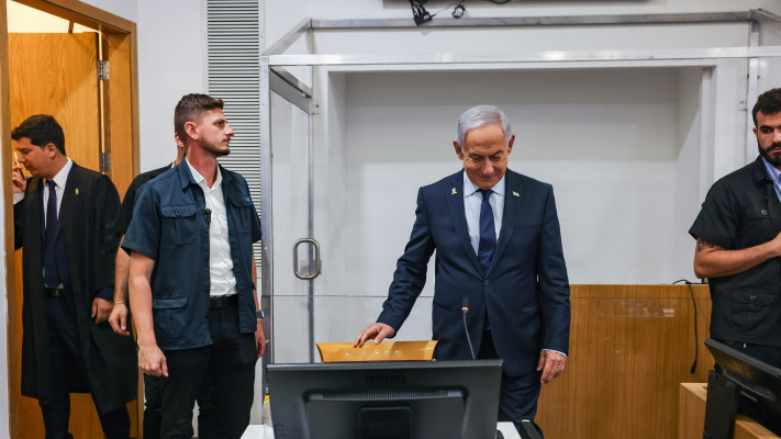 בנימין נתניהו בפתיחת עדותו בבית המשפט (צילום: יונתן זינדל פלאש 90)