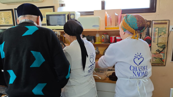 מרק קניידלך חם שהזכיר לו את ילדותו ואמו. קנטרוביץ' עם מתנדבות ''חסדי נעמי'' (צילום: באדיבות חסדי נעמי)