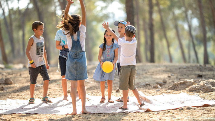 מטיילים בפסח בקק''ל (צילום: ארכיון קק''ל,אבי בלבן)