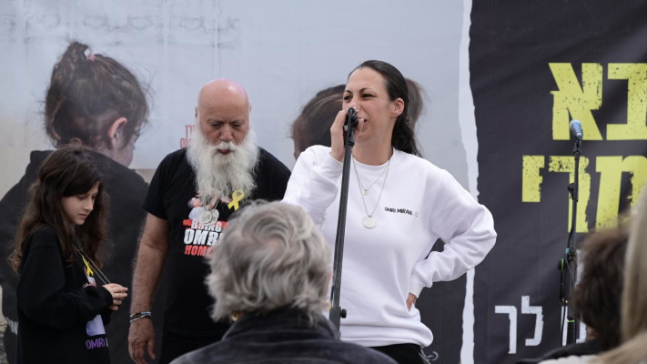 לישי מירן נואמת בכיכר החטופים (צילום: אבשלום ששוני)