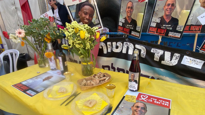 שולחן ליל סדר בכיכר החטופים (צילום: אבשלום ששוני)