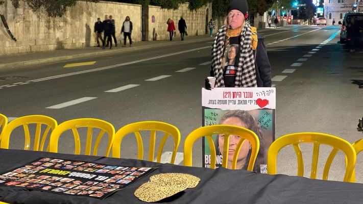 חנה כהן, דודתה של ענבר הימן בליל הסדר לבדה מול מעון ראש הממשלה בירושלים (צילום: מטה משפחות החטופים)