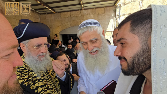 אלי-ה כהן במעמד ברכת הכהנים בכותל (צילום:  הקרן למורשת הכותל המערבי)