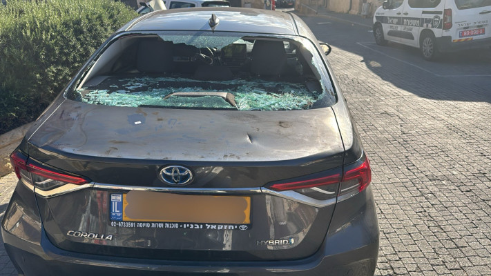 נזק לרכב משטרה במהלך התפרעות במאה שערים ירושלים (צילום: דוברות המשטרה)