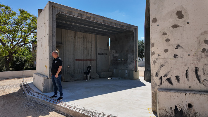 ''לא הייתי נותן בחיים להנצחה כזו להתפספס''. רוני פרץ במיגונית (צילום: אסף אלישע)