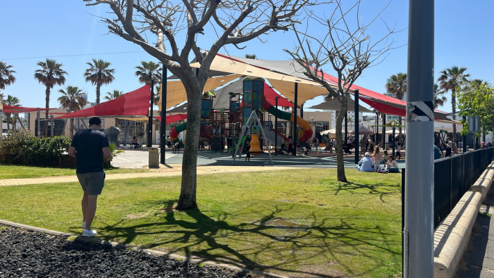 משפחות יושבות בפארק שבנמל (צילום: מאיה כהן)