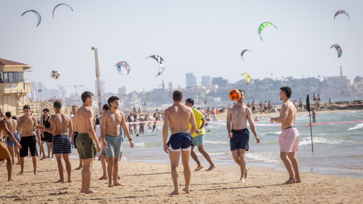 ישראלים בחוף הים בתל אביב