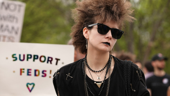 מפגינה נגד טראמפ