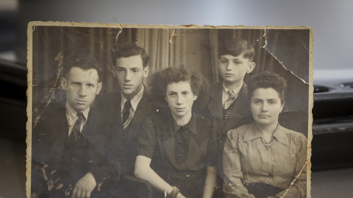 תמונה של ארנולד וולקוביץ ומשפחתו