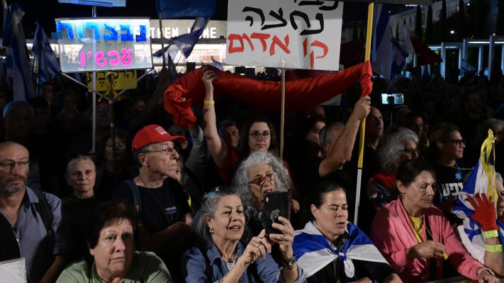הפגנה נגד בנימין נתניהו בכיכר הבימה (צילום: אבשלום ששוני)