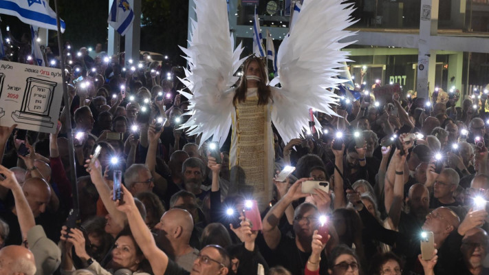 הפגנה נגד בנימין נתניהו בכיכר הבימה (צילום: אבשלום ששוני)