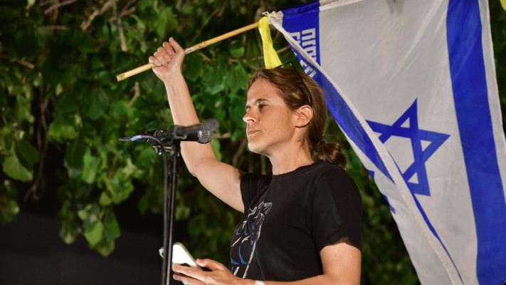 שקמה ברסלר. הפגנה נגד בנימין נתניהו בכיכר הבימה (צילום: אבשלום ששוני)