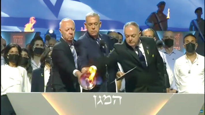 בועז לוי מדליק משואה צילום (צילום: לע''מ)