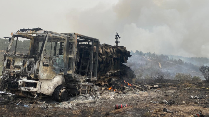 השריפה באזור בית שמש: משאית שרופה ביער אשתאול  (צילום: אבשלום ששוני)
