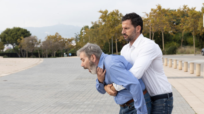 חילוץ גוף הזר. תמרון היימליך בלחיצה מעל הסרעפת (צילום: שאטרסטוק)