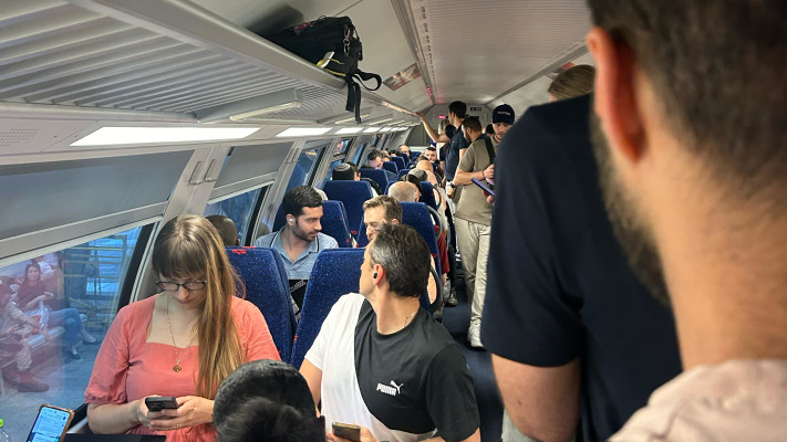צפיפות ברכבת ישראל בערב יום השואה
