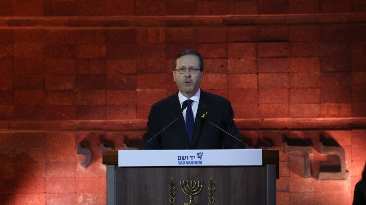 נשיא המדינה יצחק הרצוג בטקס המרכזי ביום הזיכרון לשואה ביד ושם (צילום: מרק ישראל סלם)