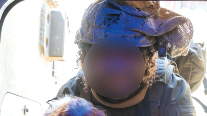 הכלבה בילי בזרועות לוחם צה''ל ברפיח