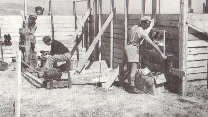 פועלי סולל בונה באחד מיישובי חומה ומגדל, 1939 (צילום: הארכיון ההיסטורי של שיכון ובינוי)