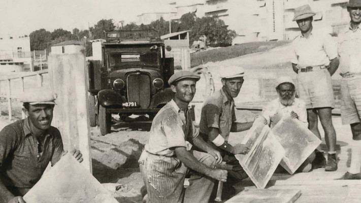 עובדי אקרשטיין מרצפים את כיכר לונדון בתל אביב, 1942 (צילום: באדיבות אקרשטיין)