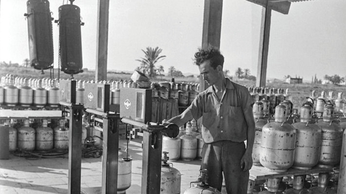 מתקן המילוי הראשון של אמישראגז בבית דגן, 1951 (צילום: רודי ויסנשטין, הצלמניה)