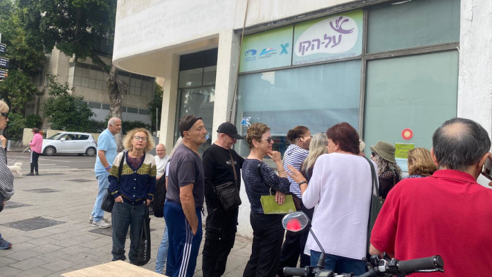 תור לרב-קו בעקבות עליית המחירים בתחבורה הציבורית (צילום: אבשלום ששוני)